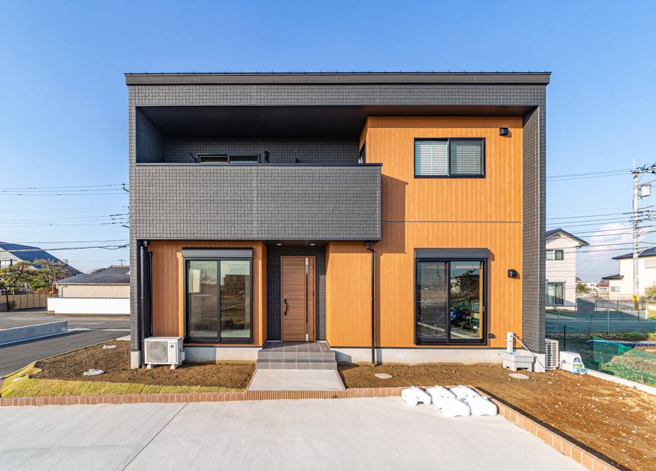 2色の外壁を使い分けたヴィンテージスタイルの家 エルスタイルホーム